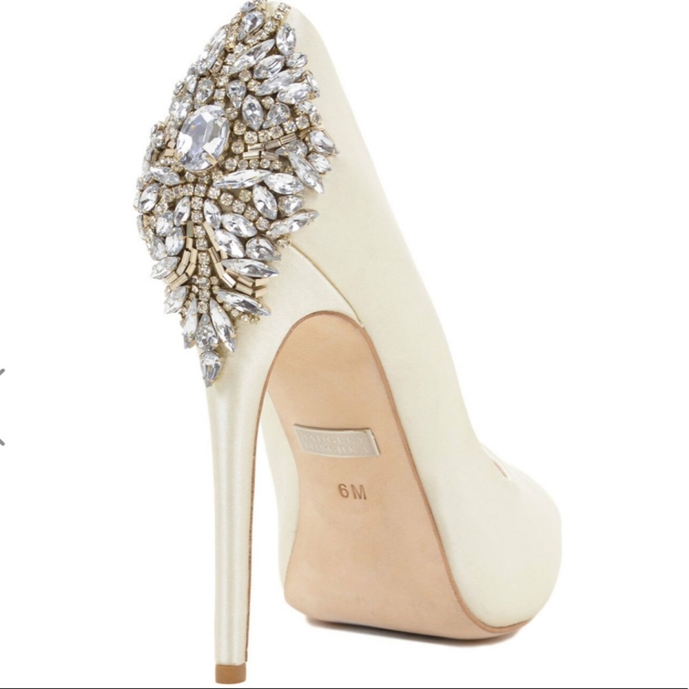 BADGLEY MISCHKA Kiara Embellished Peep Toe white satin pumps 6.5 women like new